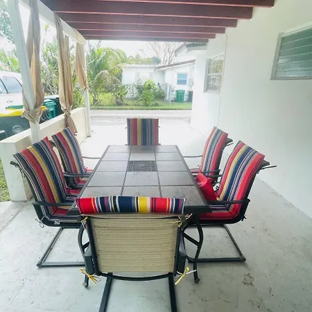 Cozy Home In Charming Dania Beach Exterior photo